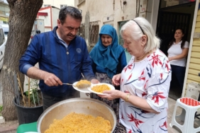 11haber-688742-mahalle-nin-sevgi-ablasindan-pilav-ikrami-0.jpg