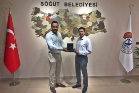 11haber-107610410-bayrak-tan-baskan-durgut-a-ziyaret-0.jpg