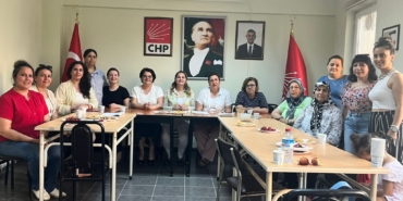 11haber-443598-chp-li-kadinlar-cigdem-baskanla-devam-dedi-0.jpg