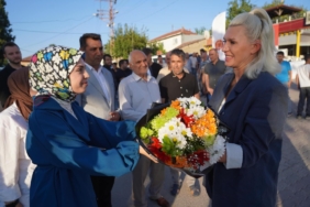 11haber-610410310-melek-baskan-ciceklerle-karsilandi-0.jpg