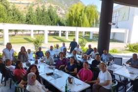11haber-125267-ticaret-lisesi-ilk-mezunlari-45-yil-sonra-bulusup-hasret-giderdiler-4.jpg