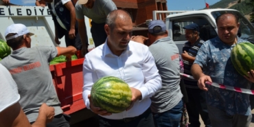 11haber-143387-aykut-baskan-karpuz-dagitti-1.jpg