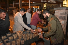 11haber-452851-baskan-durgut-kandil-helvasi-ikram-etti-0.jpg