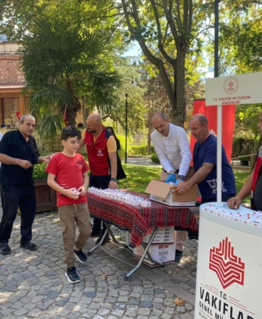 11haber-465296-orhangazi-cami-cikisi-lokum-ikrami-yapildi-0.jpg