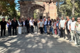 11haber-347184-chp-li-baskanlari-ertugrulgazi-turbesini-ziyaret-etti-0.jpg