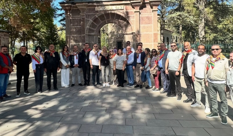 11haber-347184-chp-li-baskanlari-ertugrulgazi-turbesini-ziyaret-etti-0.jpg