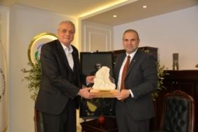11haber-381696-iki-meslektas-baskan-bir-araya-geldi-0.jpg