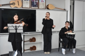 11haber-5710492-muzik-sinifi-sarkilarla-acildi-2.jpg