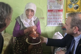 11haber-752577-bir-asirlik-koca-cinar-saziye-nine-ye-dogum-gunu-suprizi-0.jpg