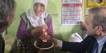 11haber-752577-bir-asirlik-koca-cinar-saziye-nine-ye-dogum-gunu-suprizi-0.jpg