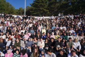 11haber-882962-melek-baskan-genclerin-bayraminda-genclerle-0.jpg