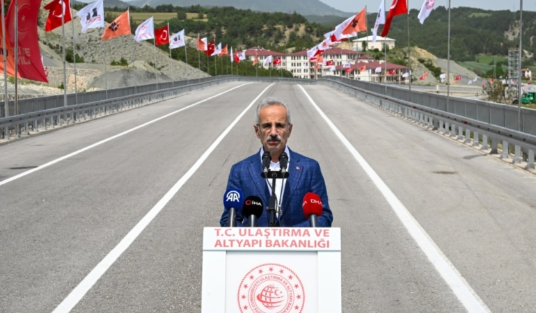 11haber-895212-yeni-cevre-yolu-bilecik-i-de-kapsayacak-bakan-uraloglu-mujdeyi-verdi-1.jpg