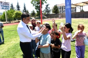 11haber-91010137-baskan-durgut-cocuk-gulerse-dunya-guler-2.jpg