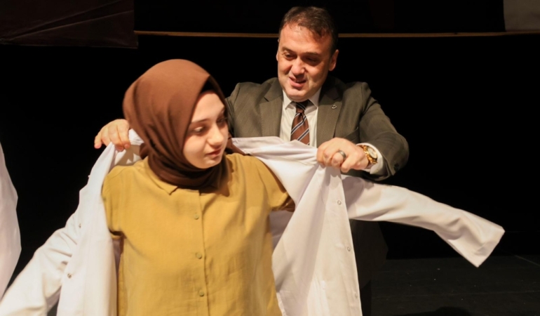 DOKTOR ADAYLARI BEYAZ ÖNLÜKLERİNİ GİYDİ