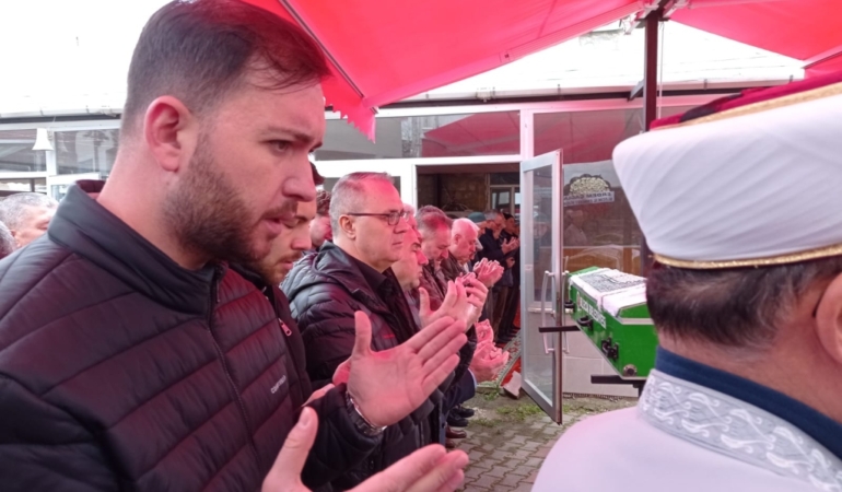NEZİHA ABLA EBEDİYETE GÖZ YAŞLARIYLA UĞURLANDI
