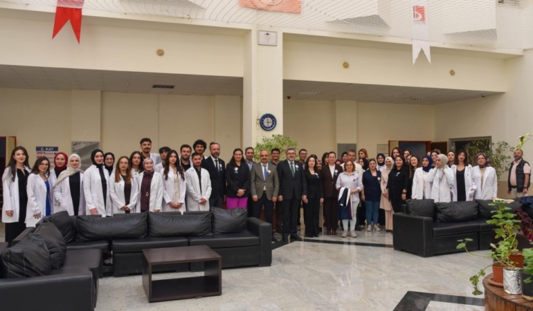 BŞEÜ’de Beyaz Önlük Giyme Coşkusu