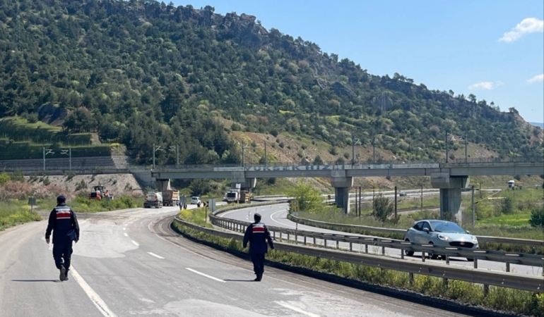 DİKKAT!  YOL TEK ŞERİTTEN KULLANILACAK