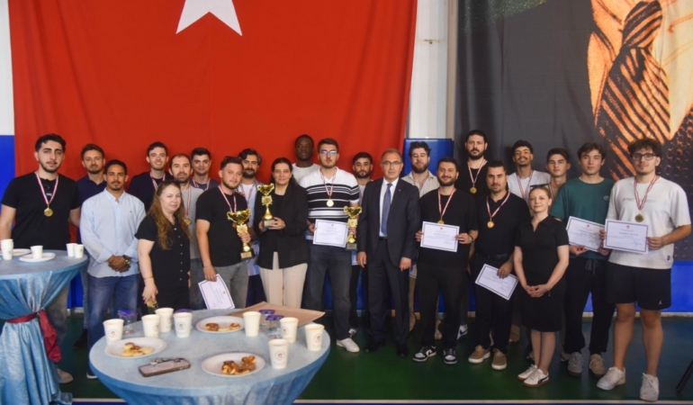 ÜNİVERSİTEDE ÖDÜLLER SAHİPLERİNİ BULDU