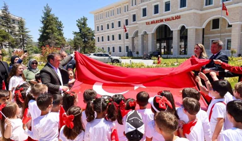 BİLECİK’TE MOZAİK BAYRAK ESERİ GÖZ DOLDURDU