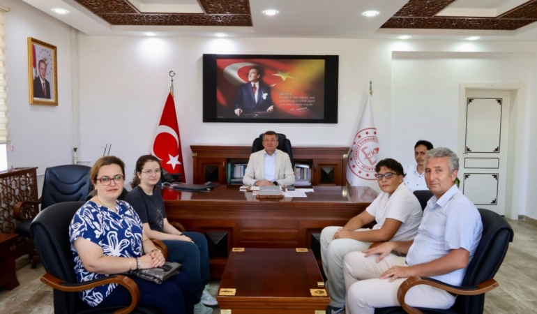 ŞAMPİYONLARDAN MÜDÜR ŞİMŞEK’E ZİYARET
