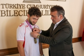 11haber-1069735-vali-sozer-avrupa-sampiyonu-yazici-yi-tebrik-etti-0.jpg