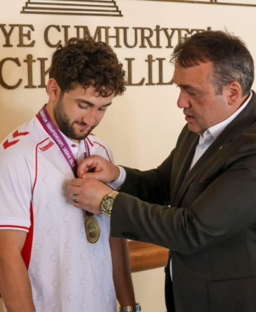 11haber-1069735-vali-sozer-avrupa-sampiyonu-yazici-yi-tebrik-etti-0.jpg