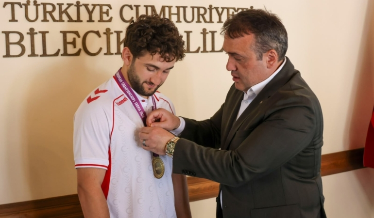11haber-1069735-vali-sozer-avrupa-sampiyonu-yazici-yi-tebrik-etti-0.jpg