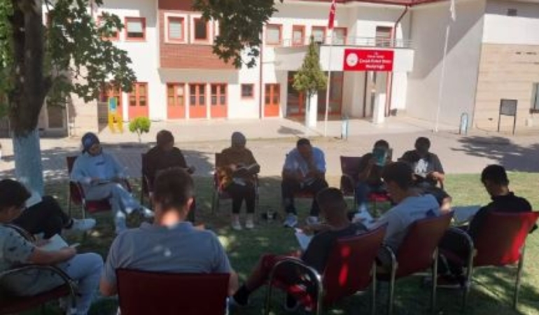 BİLECİK’TE AÇIK HAVADA KİTAP OKUMA ETKİNLİĞİ