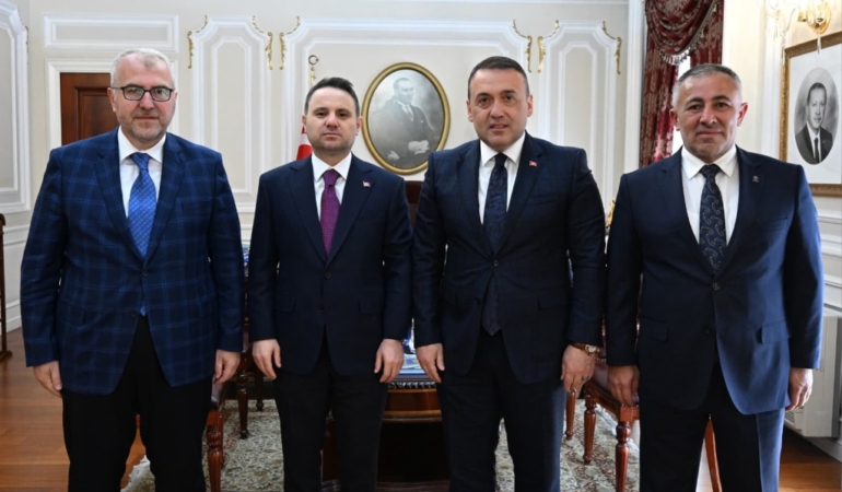 11haber-339682-bilecik-heyetinden-adalet-bakani-gurlek-e-ziyaret-0.jpg
