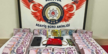 11haber-429393-85o-bin-tl-dolandiran-supheliyi-emniyet-yakaladi-0.jpg