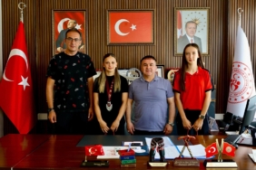 11haber-523439-basarili-atletlerden-mudur-demir-e-ziyaret-2.jpg