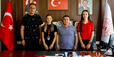 11haber-523439-basarili-atletlerden-mudur-demir-e-ziyaret-2.jpg