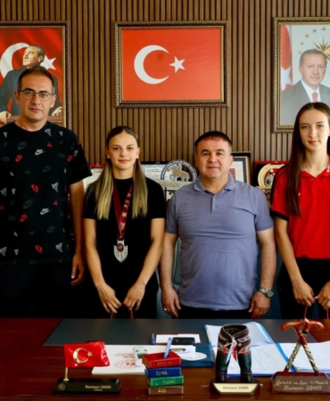 11haber-523439-basarili-atletlerden-mudur-demir-e-ziyaret-2.jpg