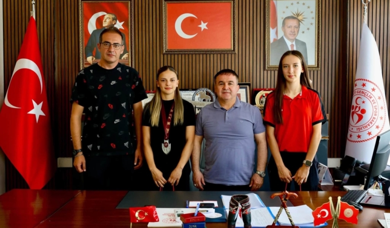 BAŞARILI ATLETLERDEN MÜDÜR DEMİR’E ZİYARET