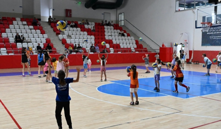 VOLEYBOL HEYECANI BAŞLADI