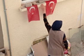 11haber-794412-89-yasindaki-nineden-bayraga-anlamli-vefa-0.jpg