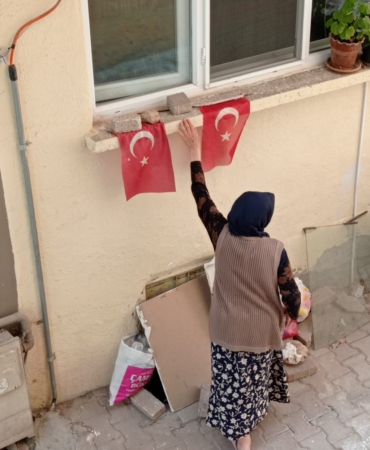 11haber-794412-89-yasindaki-nineden-bayraga-anlamli-vefa-0.jpg