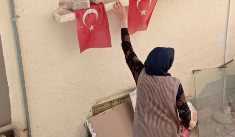 89 YAŞINDAKİ NİNE’NİN BAYRAK SEVGİSİ
