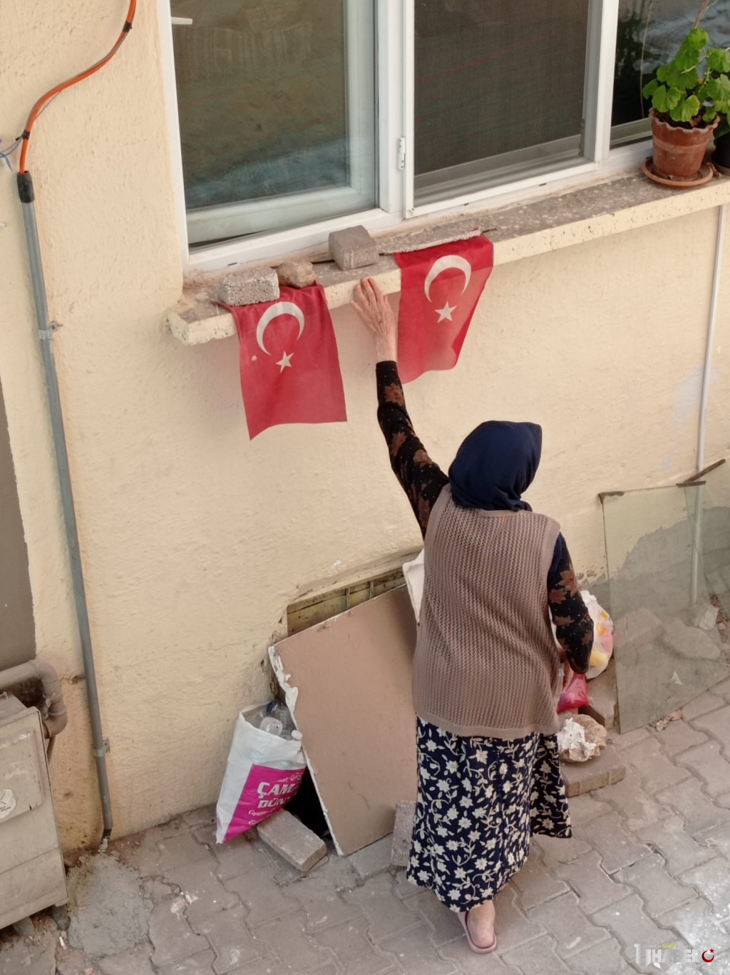 11haber-794412-89-yasindaki-nineden-bayraga-anlamli-vefa-0.jpg
