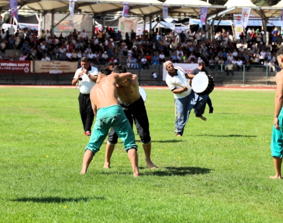 11haber-10610691-iki-yigit-cikti-meydane-ikisi-de-birbirinden-merdane-0.jpg