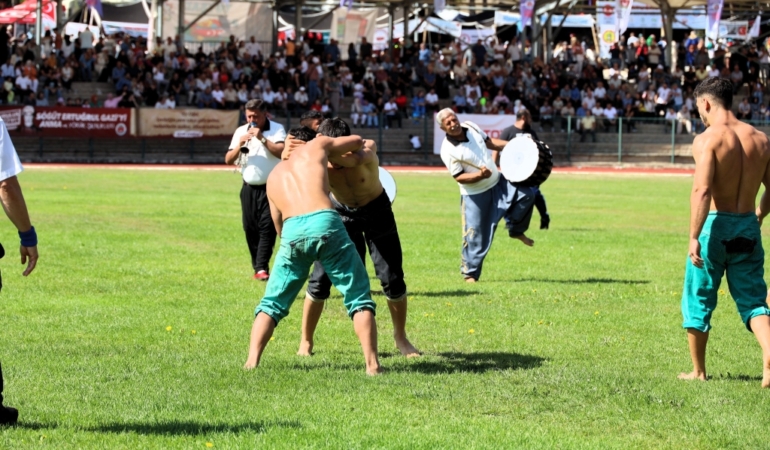 11haber-10610691-iki-yigit-cikti-meydane-ikisi-de-birbirinden-merdane-0.jpg