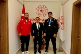 11haber-161223-sampiyon-sporcu-zaloglu-ndan-il-muduru-demir-e-ziyaret-0.jpg