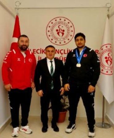11haber-161223-sampiyon-sporcu-zaloglu-ndan-il-muduru-demir-e-ziyaret-0.jpg