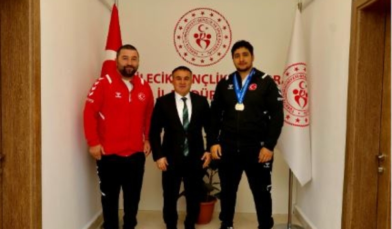 11haber-161223-sampiyon-sporcu-zaloglu-ndan-il-muduru-demir-e-ziyaret-0.jpg