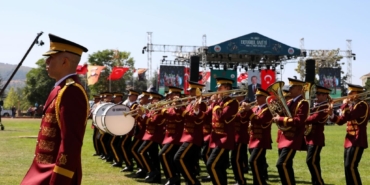11haber-1955108-bu-konser-izlenir-1.jpg