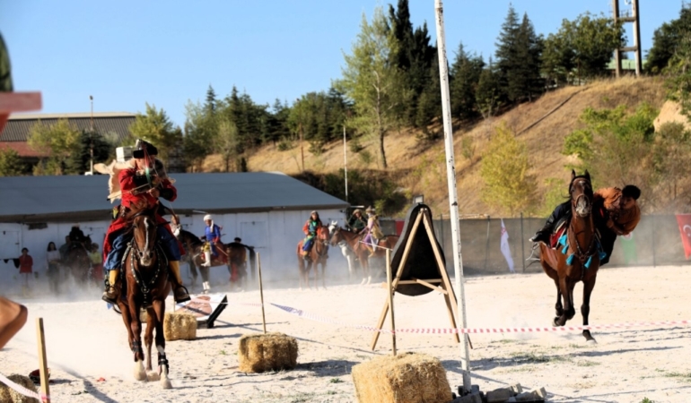 11haber-2103847-heyecan-dolu-gosteriler-2.jpg
