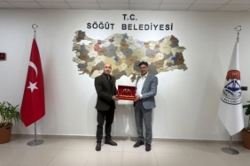 11haber-32210910-baskan-durgut-a-anlamli-hediye-0.jpg
