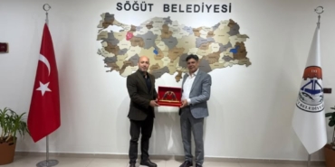 11haber-32210910-baskan-durgut-a-anlamli-hediye-0.jpg