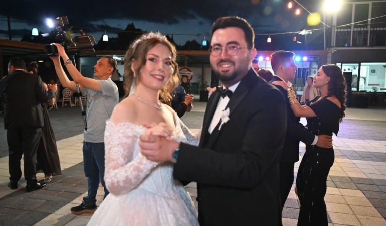 11haber-973179-burcu-ibrahim-in-mutlu-gunu-1.jpg