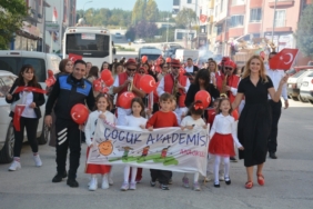 11haber-3891046-bilecik-te-miniklerden-cumhuriyet-bayrami-coskusu-1.jpg